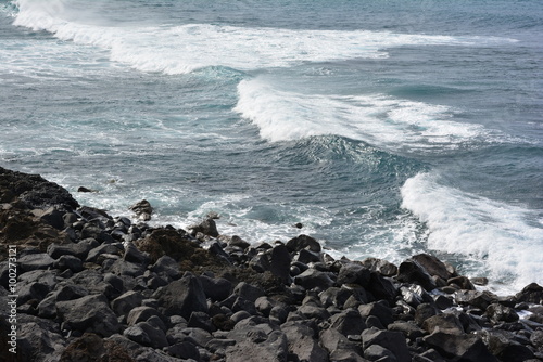 vagues et roche volcanique de lanzarote