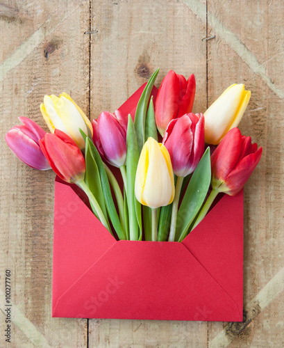 Fototapeta Naklejka Na Ścianę i Meble -  Bunte Tulpen auf Hintergrund aus Holz