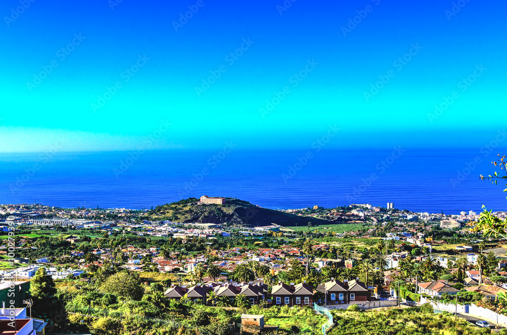 Der Blick aus der historischen Altstadt von La Orotava auf Teneriffa zur Atlantikküste