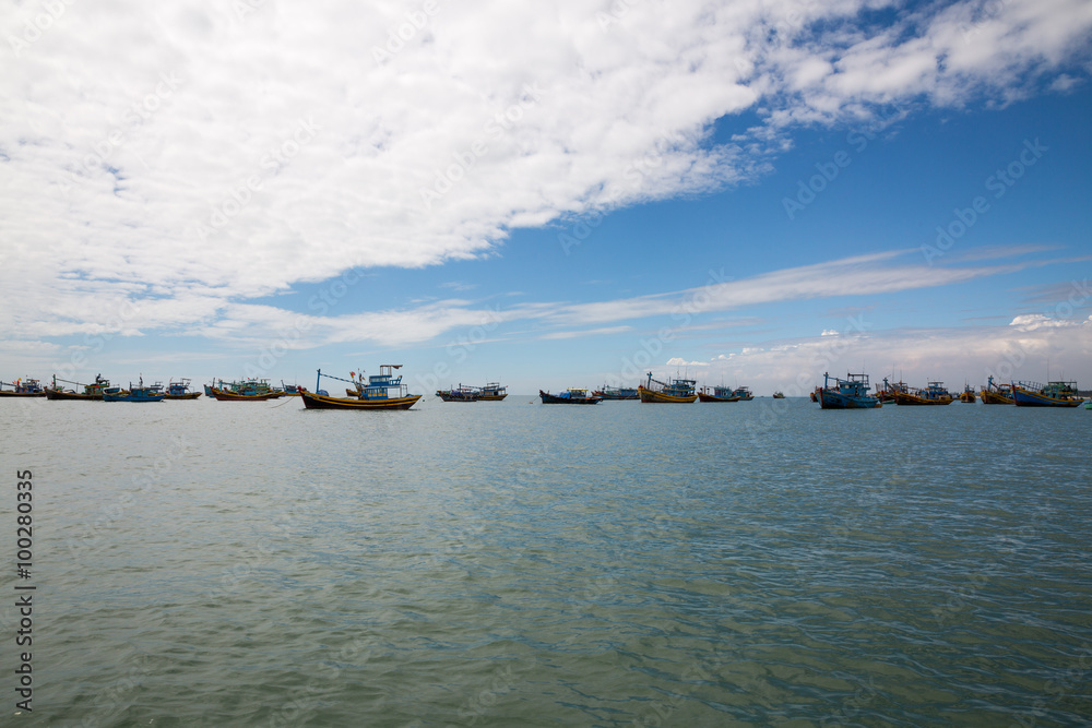 Fischerboote am Strand von Ke Ga in Vietnam