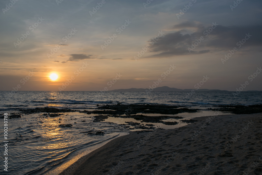 Fototapeta premium calm sea at sunset, beautiful.