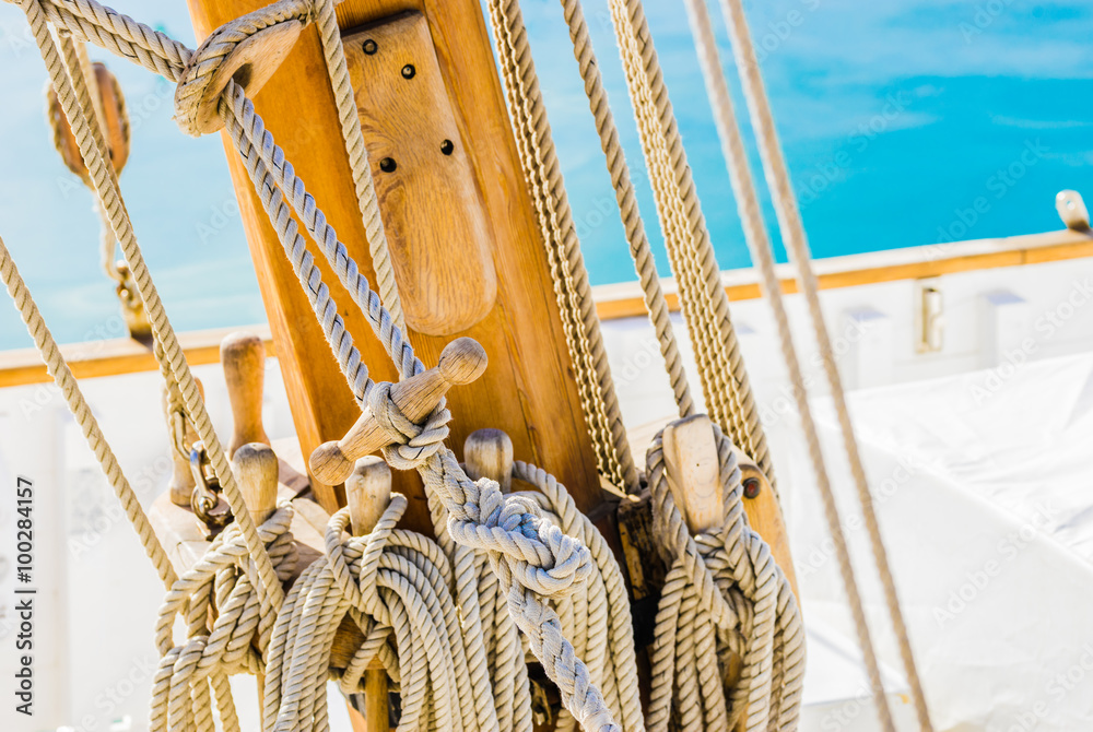Segelschiff Holz Mast Seile Taue Halterung Stock Photo | Adobe Stock