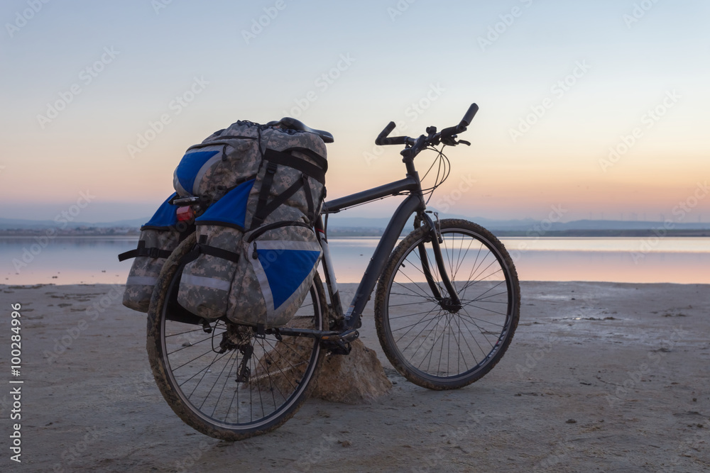 Obraz premium touristic bicycle stay on a lake coast