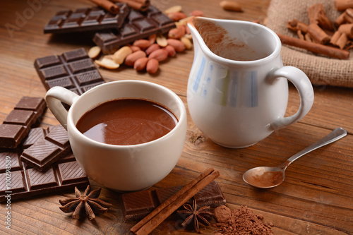 squisita cioccolata calda nella tazza photo