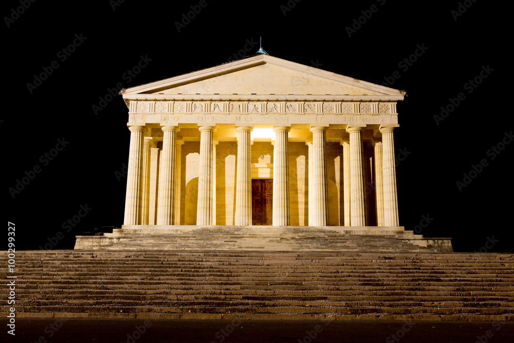 Obraz premium Temple of Canova night view. Roman columns