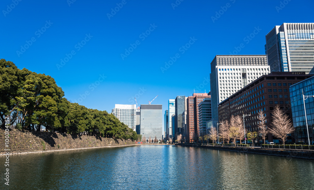 Obraz premium 東京 馬場先濠と丸の内の町並み