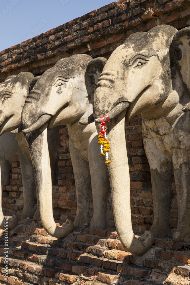 Fototapeta premium Reconstucted Elephant Chedi at Wat Sorasak