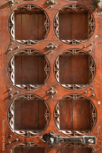 Fragment drzwi budowli sakralnej w Utrechcie - Holandia