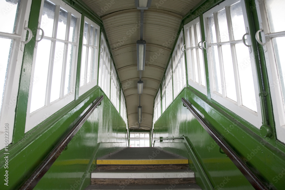 Fototapeta premium Kryty most na stacji kolejowej