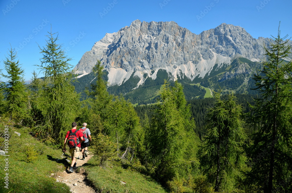 Zwei Personen, Männer bei  Wanderung im Gebirge nahe Zugspitze