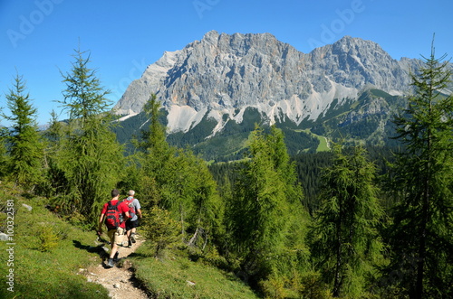 Zwei Personen, Männer bei Wanderung im Gebirge nahe Zugspitze