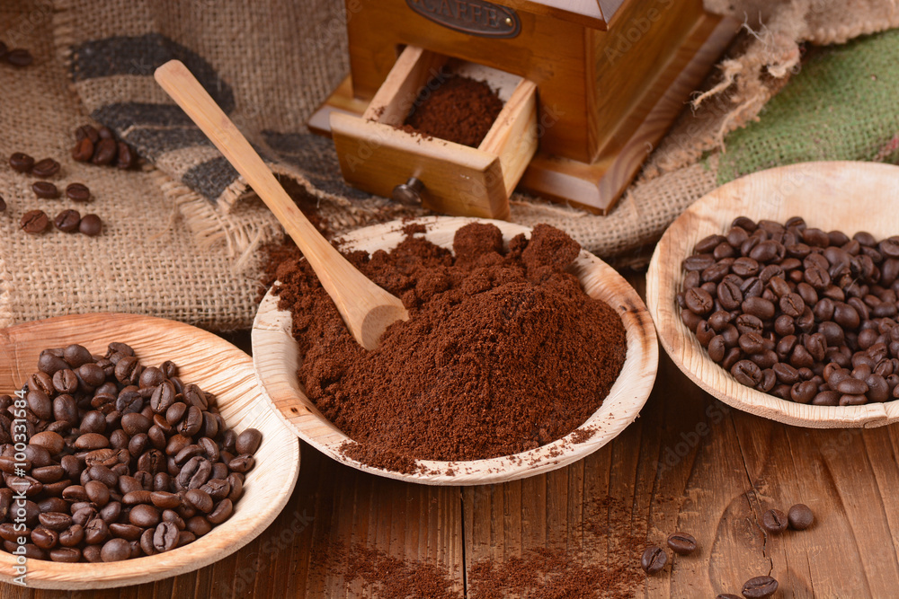 Obraz premium caffè macinato nella ciotola di legno