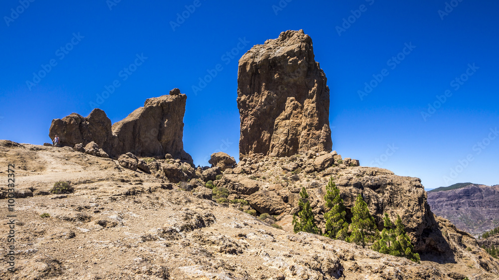 Der kleine Roque Rana (links) und der mächtige Roque Nublo (rechts) in 1800 Meter Höhe auf Gran Canaria