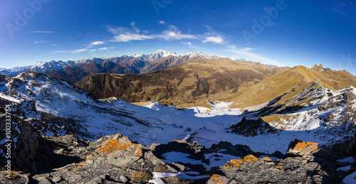 Panoramica su paesaggio alpino con Monte Bianco