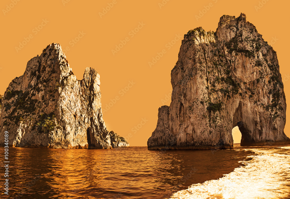 Φωτογραφία Amazing landscape at Capri Island with Faraglioni - coastal rocks formation at the Mediterranean Sea