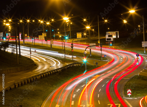 Straße mit Lichtstreifen von Autos