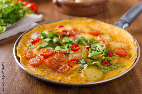 Frittata with tomatoes, herbs and chilli