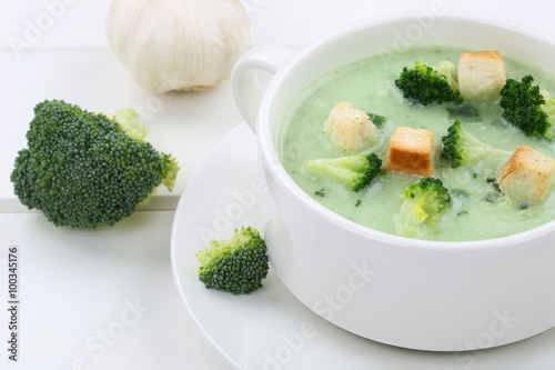Brokkolisuppe frische Brokkoli Suppe in Suppentasse Nahaufnahme