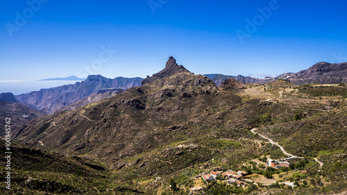 In den Bergen von Gran Canaria mit Blick auf den Roque Bentayga sowie auf Teneriffa am Horizont