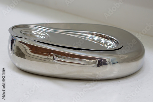 Metal bedpan