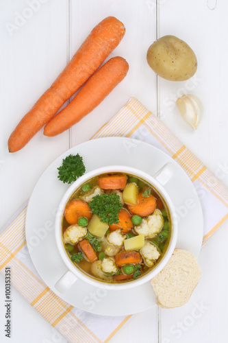 Gemüsesuppe Gemüse frische Suppe in Suppentasse von oben