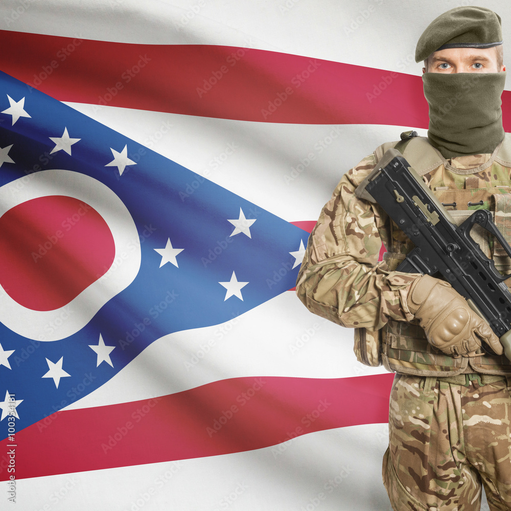 Fototapeta premium Soldier with machine gun and USA state flag on background - Ohio