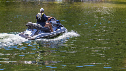 Acrylglasbilder Wasser Motorsport Jetski-Fahrer auf blauem Meer  © JCLobo