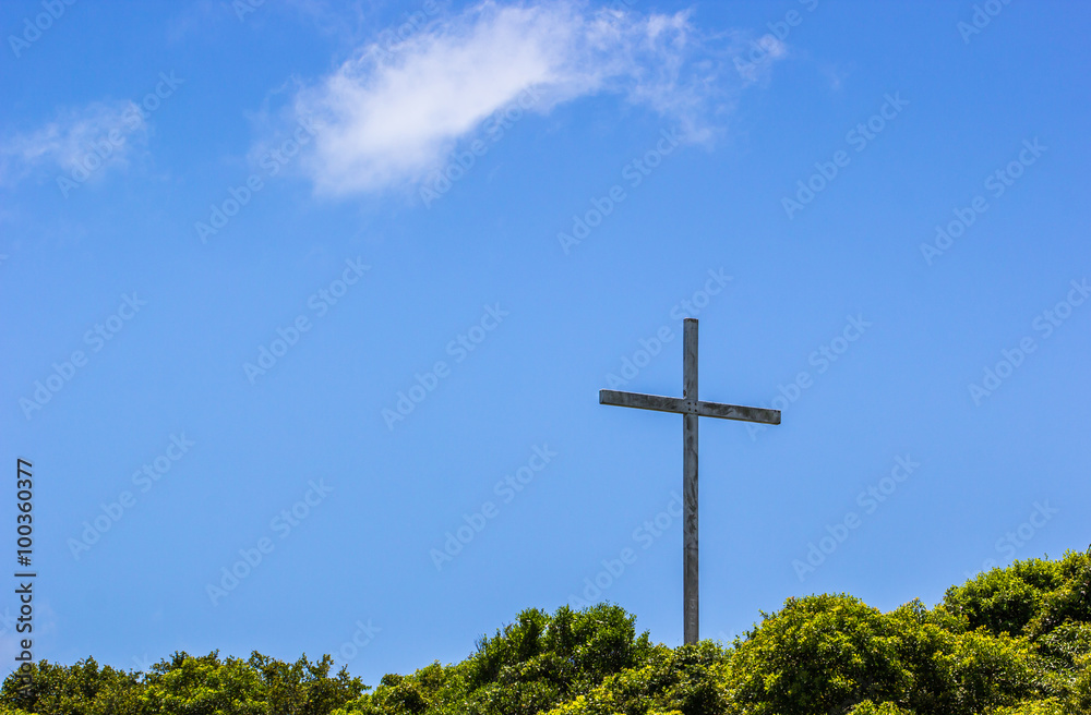 Uma cruz na floresta.