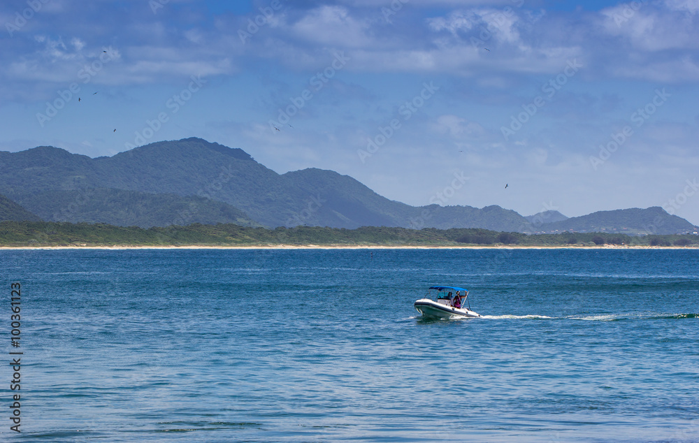 Barco no mar.