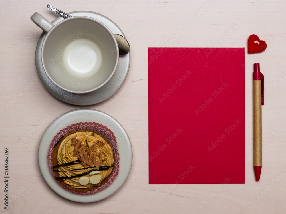 Naklejka premium empty cup cupcake and red blank paper