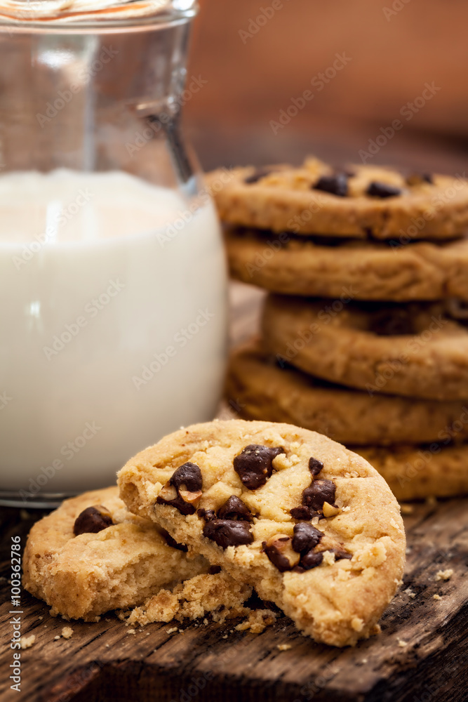  Chocolate Chip Cookie with milk - for breakfast