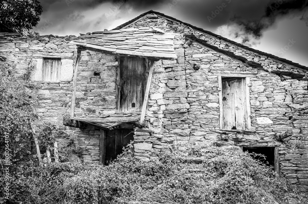 Obraz premium abandoned rustic stonemade house in ruins