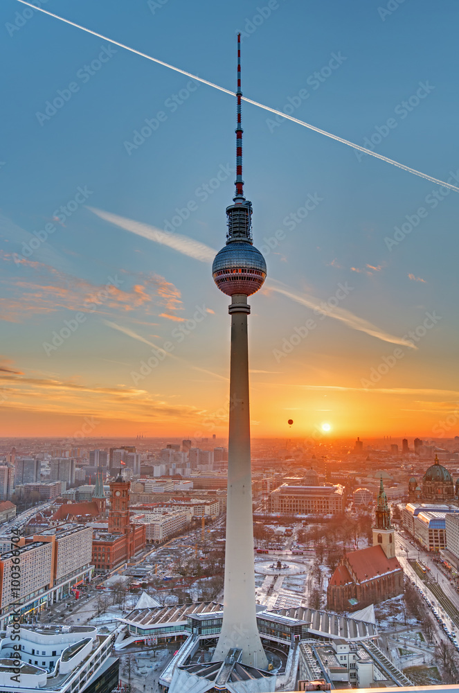 Naklejka premium Wieża telewizyjna w Berlinie o zachodzie słońca