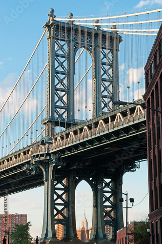 Il ponte di Manhattan visto dal quartiere di Dumbo, Brooklyn, New York © Naeblys