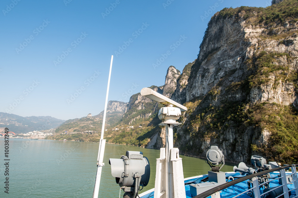 Obraz premium sailing on the yangtze river -three gorges area, Yichang, China