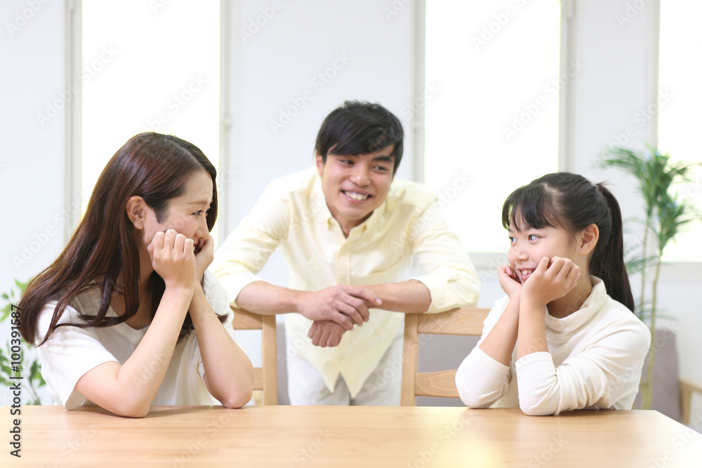 団らんする家族