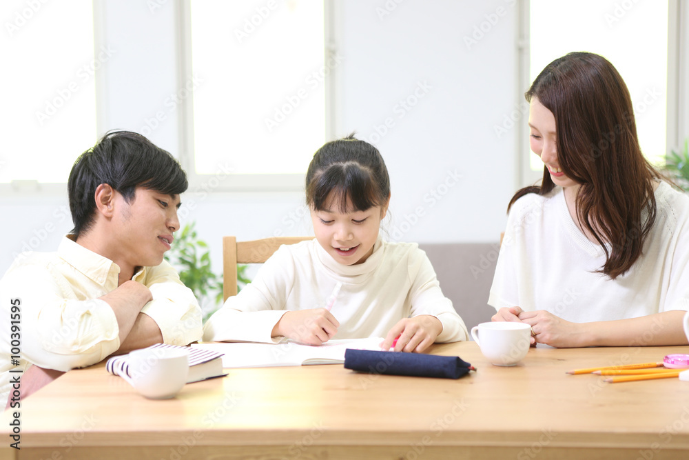 団らんする家族 団らんする家族