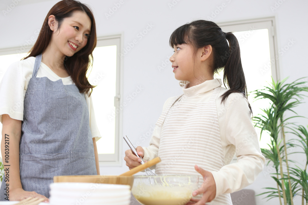 料理を作る親子