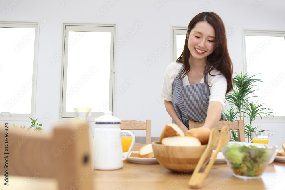 朝食を用意する母親