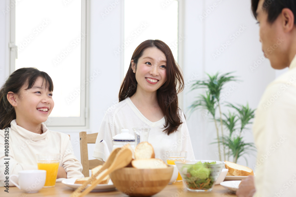 朝食を食べる家族