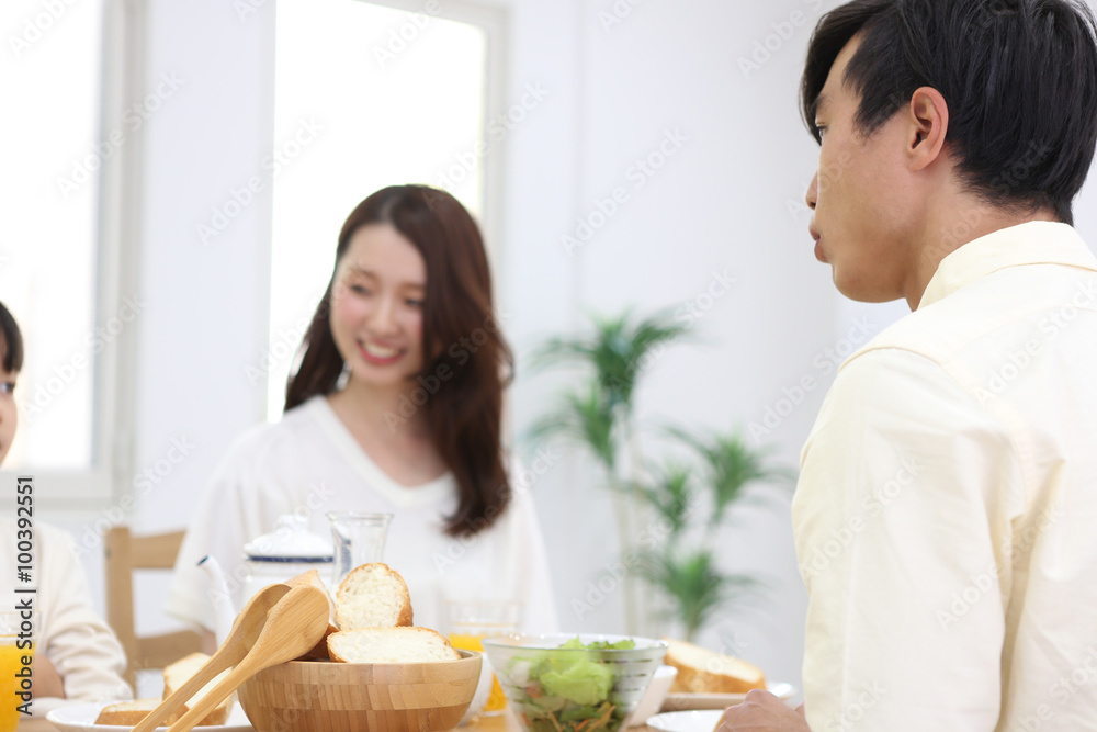 朝食を食べる家族