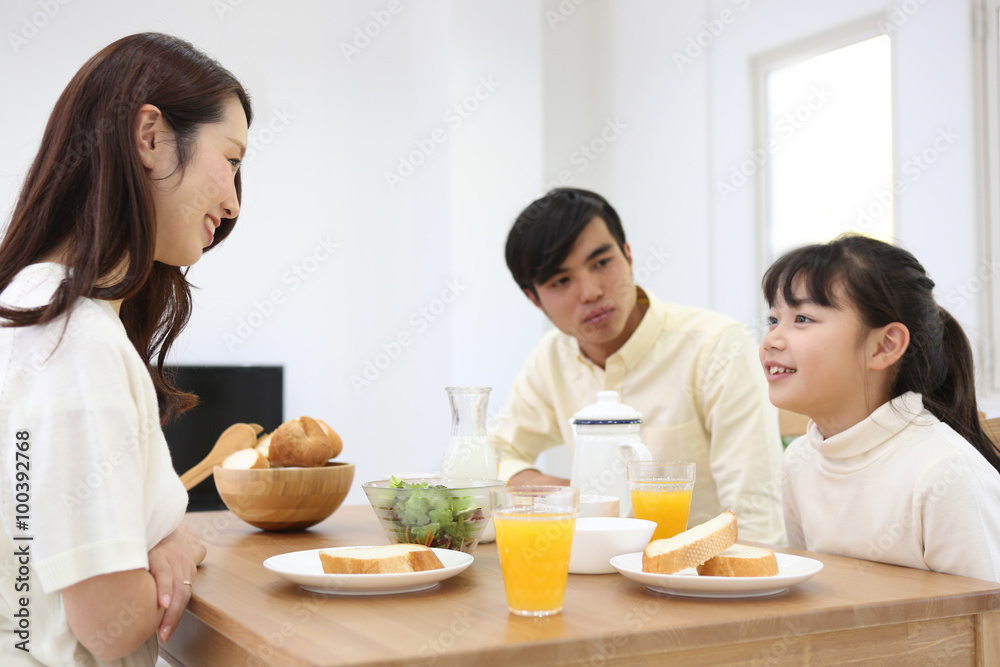 朝食を食べる家族