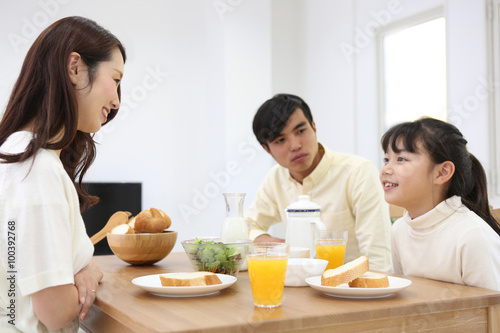 朝食を食べる家族