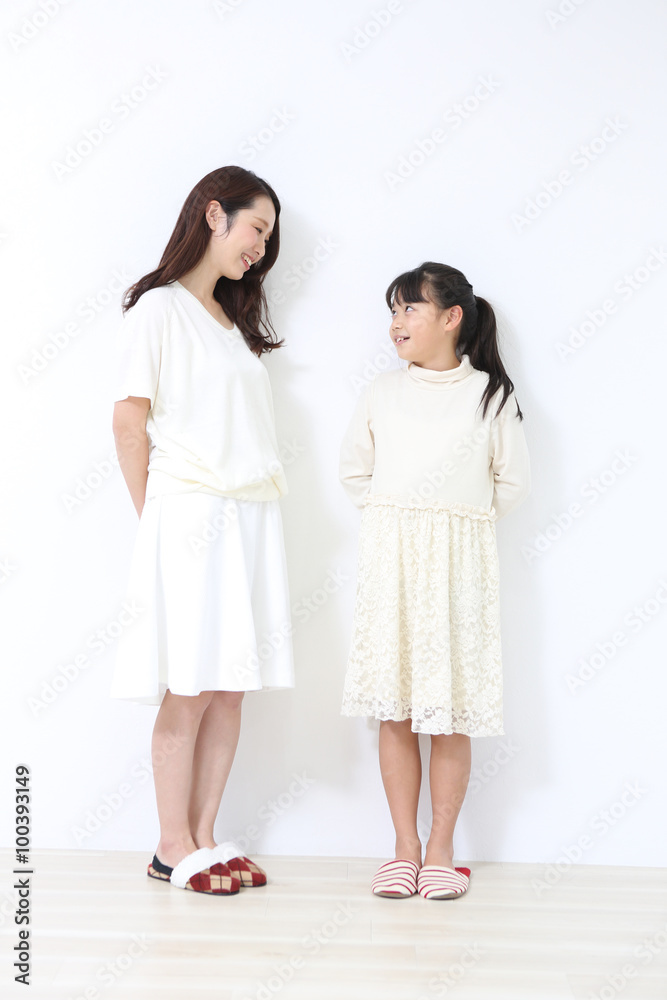団らんする家族 団らんする家族