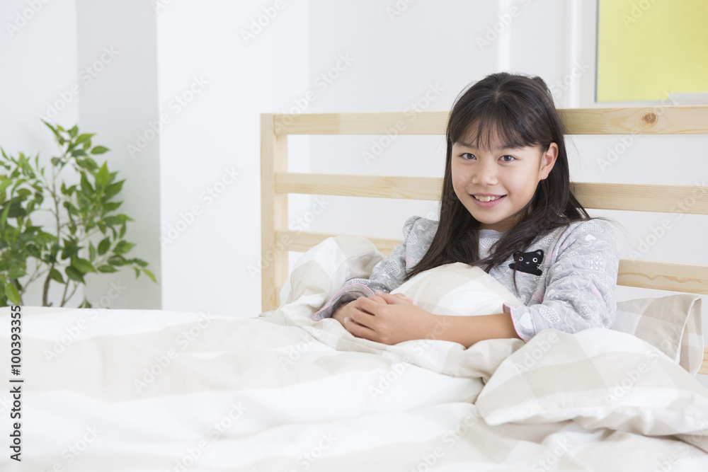 起床する子供 起床する子供