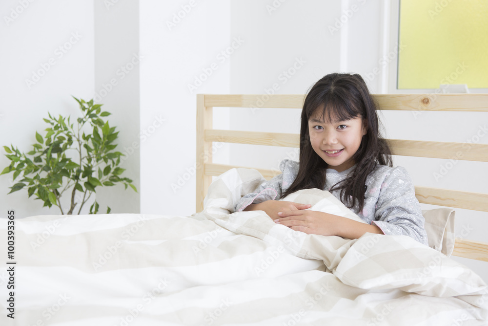 起床する子供 起床する子供
