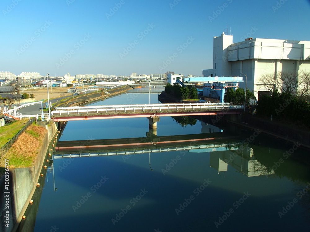 Naklejka premium 橋のある坂川風景