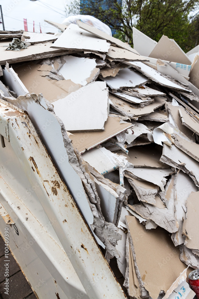 Obraz premium Bauschutt. Gipskartonplatten im Container
