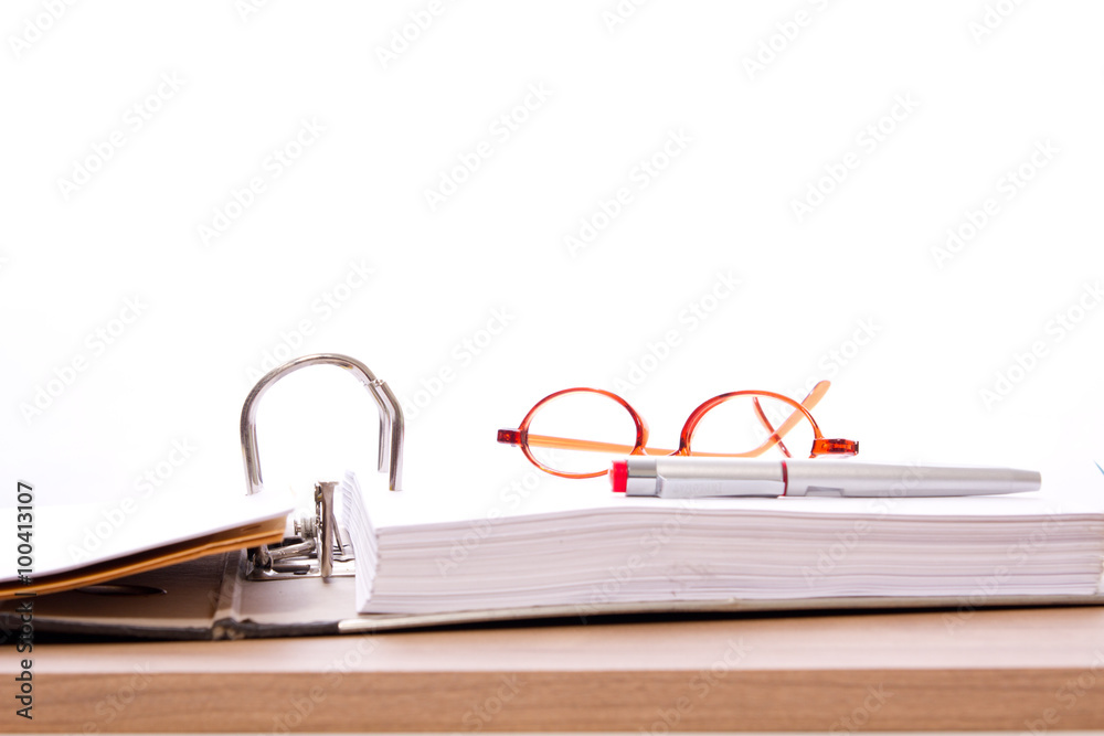 Hefter, Aktenordner, Lesebrille und Füller Hefter, Aktenordner, Lesebrille und Füller