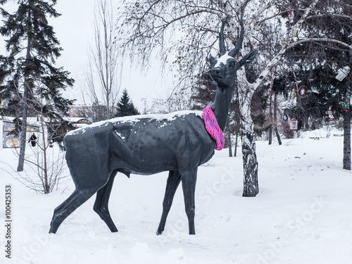 Скульптура оленя в парке зимой 